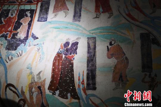敦煌壁畫(huà)服飾“走出洞窟”現(xiàn)千年古絲路審美時(shí)尚