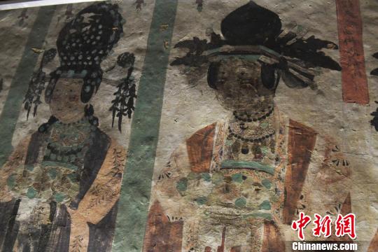 圖為敦煌壁畫(huà)中“供養(yǎng)人”形象，服飾頭飾極為精致?！钇G敏 攝
