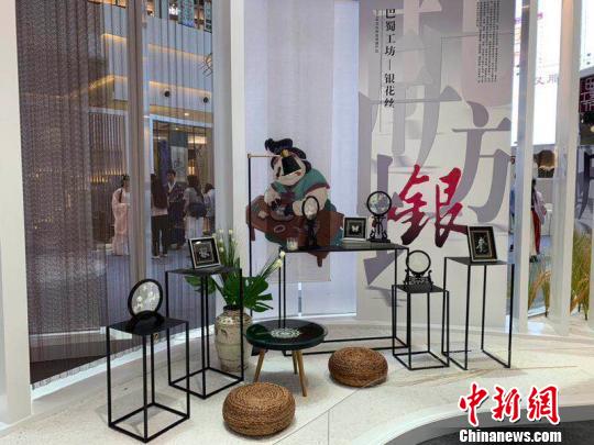 展覽現(xiàn)場?！＄娦?攝