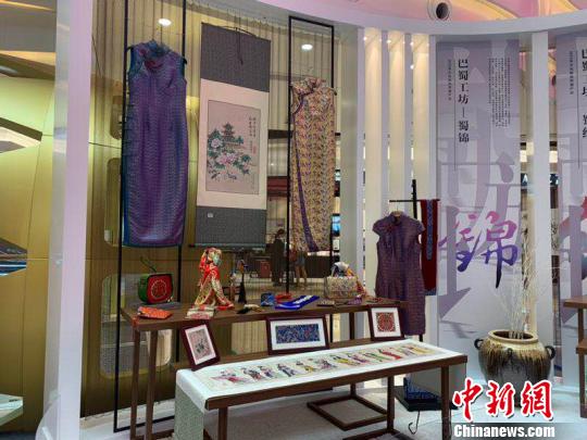 展覽現(xiàn)場?！＄娦?攝