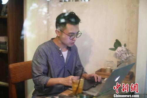 圖為重慶“85后”插畫師劉何躍。受訪者供圖