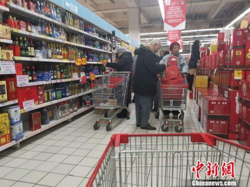 資料圖：北京一家超市里的白酒區(qū)。 謝藝觀 攝