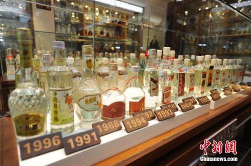 資料圖：各年代的酒品。 張瑤 攝