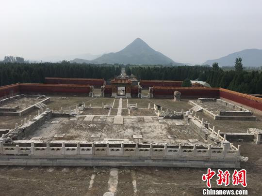 遠(yuǎn)眺昭西陵全景?！“自扑?攝