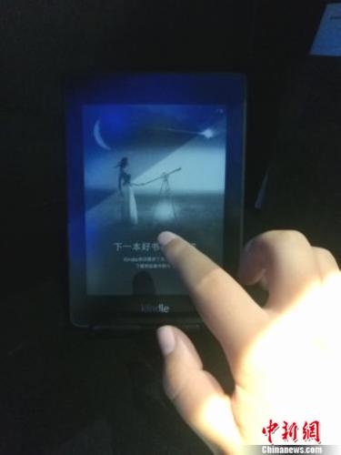 資料圖：用戶體驗(yàn)新一代Kindle Paperwhite。 謝藝觀 攝