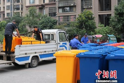 資料圖：工作人員正在轄區(qū)設(shè)置垃圾分類收集點(diǎn)。中新社記者 韓蘇原 攝