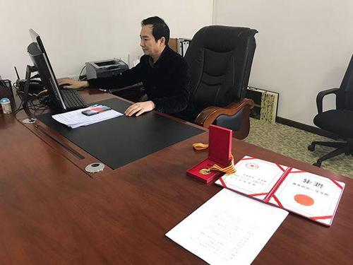 蔡立剛獲得湖北五一勞動(dòng)獎(jiǎng)?wù)?。 澎湃新聞?dòng)浾?周琦 攝