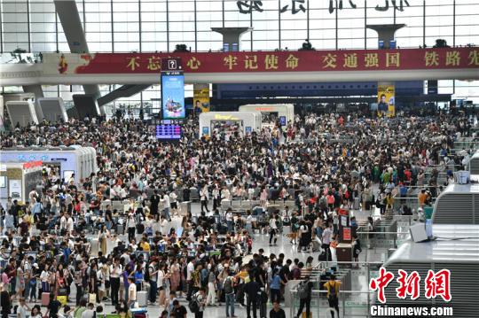 圖為杭州東站?！堨蠚g 攝