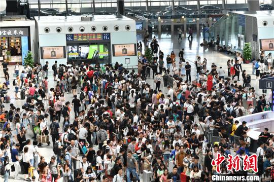 圖為杭州東站?！堨蠚g 攝
