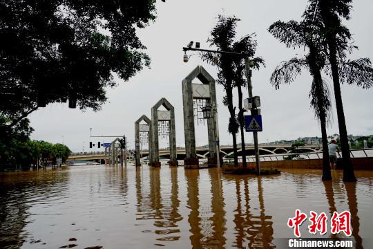 圖為上漲的漓江水漫過桂林解放橋?yàn)I江路?！√茐魬?攝