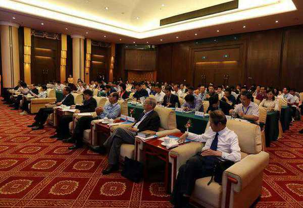 6月8日，在中華環(huán)保聯(lián)合會綠色金融專業(yè)委員會2019年度高峰論壇上，中國工程院院士李文華（中）向中華環(huán)保聯(lián)合會綠金委副主任吳國榮（左）贈書。