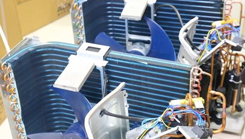 格力拆解奧克斯空調(diào)。供圖
