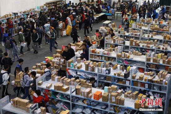 資料圖：大學生有序領取各自的快件。<a target='_blank' href='http://www.chinanews.com/'>中新社</a>記者 泱波 攝