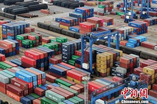 圖為航拍江蘇連云港一處集裝箱貨運(yùn)碼頭。（資料圖片）<a target='_blank' href='http://www.chinanews.com/'>中新社</a>記者 泱波 攝