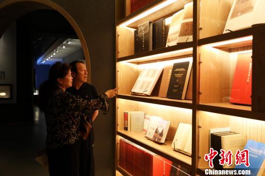 游客在西夏博物館中參觀?！±钆迳?攝
