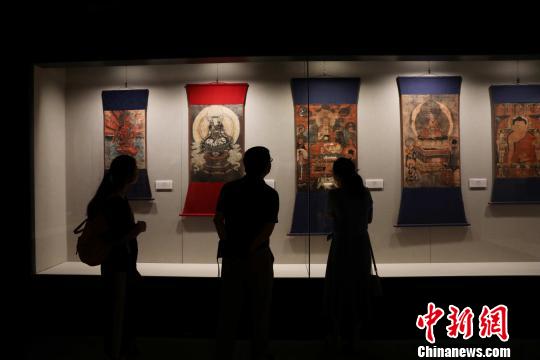 游客在西夏博物館中參觀?！±钆迳?攝