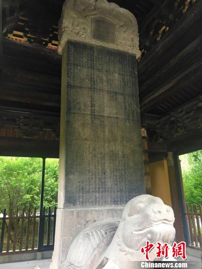 資料圖：位于安徽鳳陽明中都皇陵里的大明皇陵之碑，高6.87米，碑文為朱元璋親自撰寫全文共1105個字，主要講述了他的卑微身世、僧侶生活、戎馬生涯以及開創(chuàng)大明江山的全部過程，闡明了昌運興盛的道理，對研究明初歷史具有非常重要的意義?！垙?攝