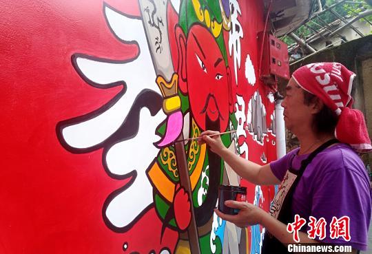 來自海峽兩岸的涂鴉好手們，把一幅幅作品繪制到老街墻上，為美麗的東山島增添了一道靚麗的風(fēng)景線?！×秩A藝 攝