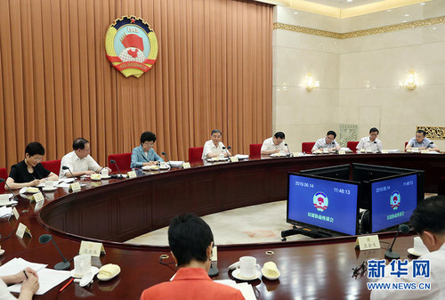 6月14日，十三屆全國政協(xié)第二十四次雙周協(xié)商座談會在北京召開。中共中央政治局常委、全國政協(xié)主席汪洋主持會議并講話。 新華社記者 劉衛(wèi)兵 攝