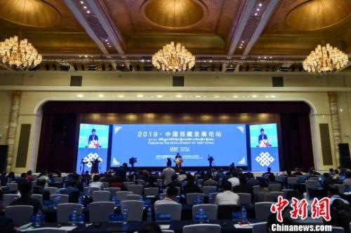 14日晚，由國務(wù)院新聞辦公室、西藏自治區(qū)人民政府聯(lián)合主辦的“2019·中國西藏發(fā)展論壇”在拉薩閉幕。　何蓬磊 攝