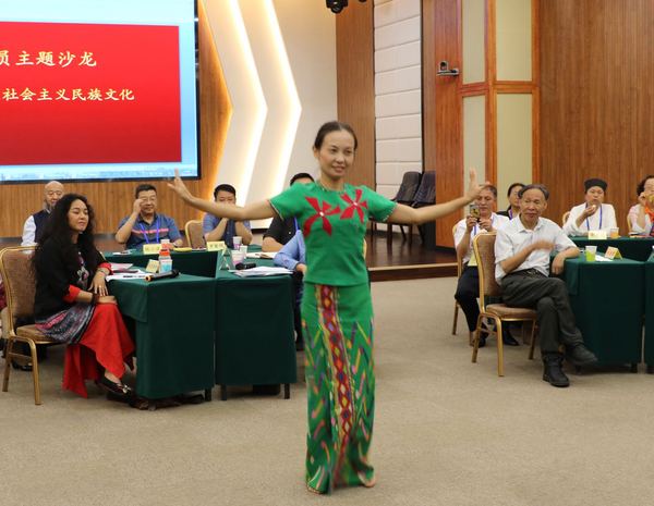 5，何慶委員表演傣族舞蹈