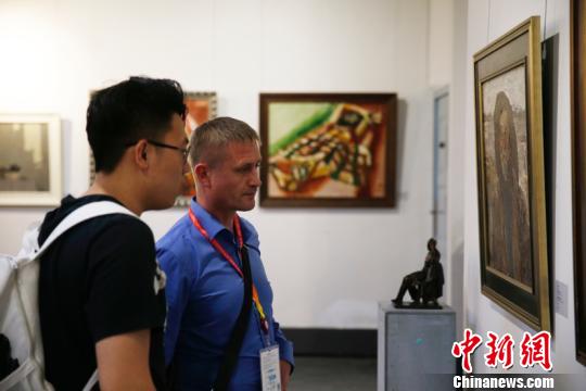 觀眾們在展會現(xiàn)場?！纹?攝