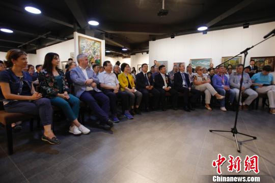該展吸引了眾多中外藝術(shù)愛好者來此觀賞交流。　呂品 攝