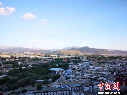 圖為日喀則逐漸發(fā)展成為西藏第二大城市，這是俯瞰城區(qū)景象。資料圖 趙朗 攝