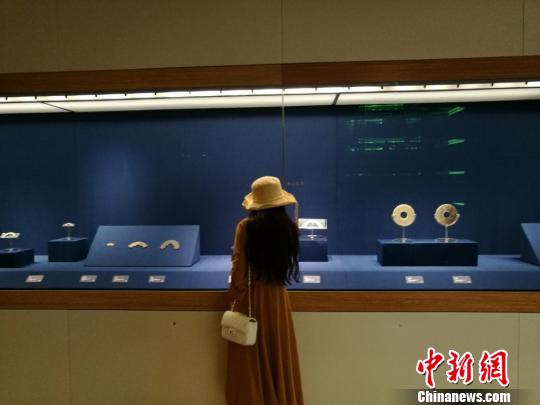 市民參觀“大邦之夢(mèng)——吳越楚玉器·青瓷特展”。　鐘升 攝