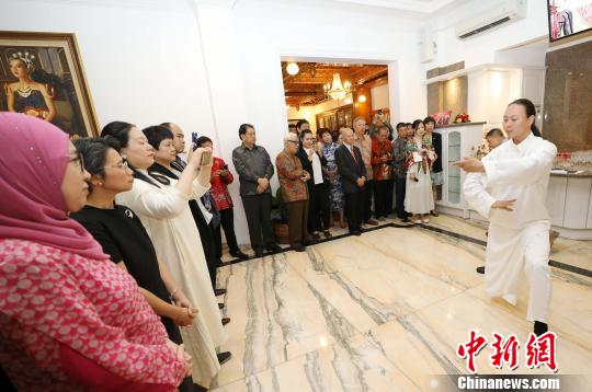 圖為當(dāng)晚在中國(guó)駐東盟大使官邸舉辦的“中國(guó)民俗文化之夜”，各國(guó)外交官和嘉賓觀看太極拳表演?！×钟纻?攝
