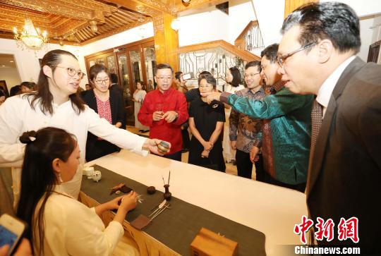 圖為當(dāng)晚在中國(guó)駐東盟大使官邸舉辦的“中國(guó)民俗文化之夜”，各國(guó)外交官觀賞香道?！×钟纻?攝