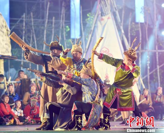 圖為鄂倫春族民展現(xiàn)狩獵文化?！『钣聩i 攝