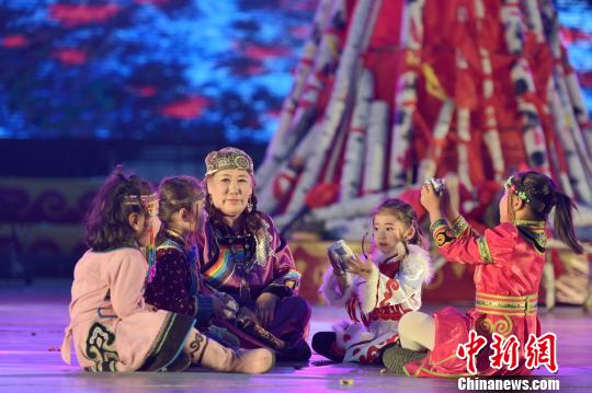 圖為鄂倫春族孩子們聽故事?！『钣聩i 攝