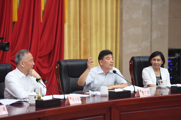 圖片為6月5日湖北省第二次月度專題協(xié)商會，湖北省副省長曹廣晶到會聽取意見并講話