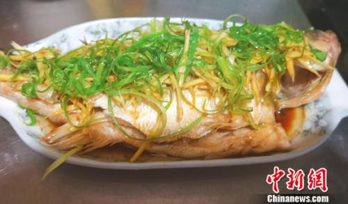 圖為家常菜清蒸鱸魚。 謝藝觀 攝