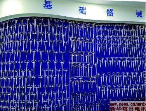 新華醫(yī)療的各式手術(shù)剪。手術(shù)剪看似簡單，但再簡化的生產(chǎn)工序，也需要70多道。新華社記者鄧衛(wèi)華攝