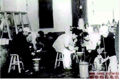 這是1950年新華制藥廠生產(chǎn)車間。(資料片)