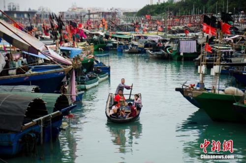 資料圖：廣西北海電建漁港，漁民乘小艇上岸。<a target='_blank' href='http://www.chinanews.com/'>中新社</a>記者 翟李強(qiáng) 攝