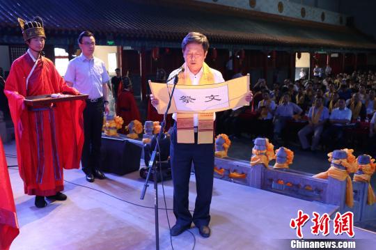 圖為，曲阜市政協(xié)副主席李剛恭讀祭文?！「叱?攝