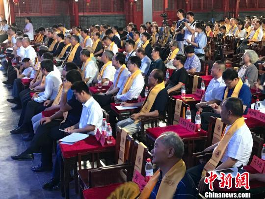 圖為，現(xiàn)場觀眾聆聽《從文化自知到文化自信》報告?！「叱?攝