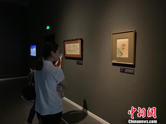 民眾欣賞平山郁夫藏文物及畫作。　韓宏 攝