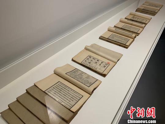 圖為中醫(yī)藥古籍展現(xiàn)場(chǎng)?！＄娦?攝