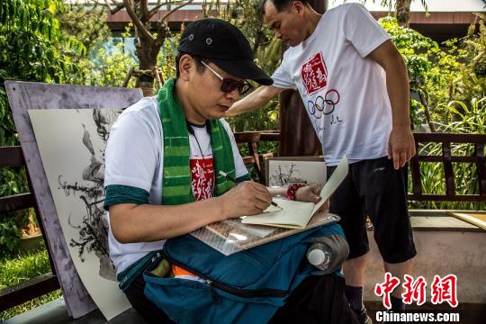 “為奧運(yùn)喝彩”藝術(shù)寫生團(tuán)參加國(guó)際奧林匹克日公益跑活動(dòng)并現(xiàn)場(chǎng)寫生。“為奧運(yùn)喝彩”項(xiàng)目組 提供