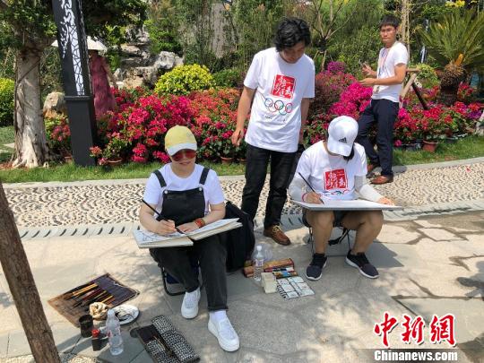 “為奧運(yùn)喝彩”藝術(shù)寫生團(tuán)參加國(guó)際奧林匹克日公益跑活動(dòng)并現(xiàn)場(chǎng)寫生?！盀閵W運(yùn)喝彩”項(xiàng)目組 提供