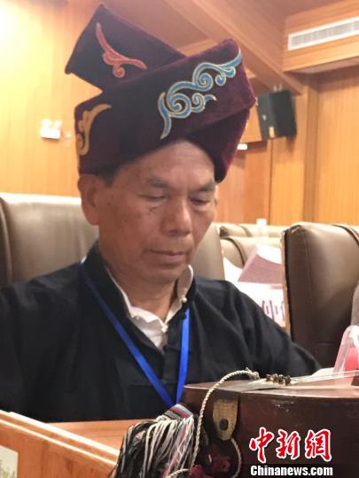 來自桂湘黔三省區(qū)13個市縣的80多名專家學(xué)者就舉辦“侗寨申遺論壇”以及中國侗寨申遺工作進(jìn)行交流和探討?！≈x興華 攝