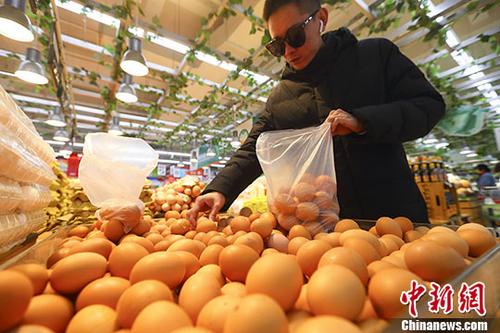 資料圖：居民在超市內(nèi)購物。<a target='_blank' href='http://www.chinanews.com/'>中新社</a>記者 張?jiān)?攝