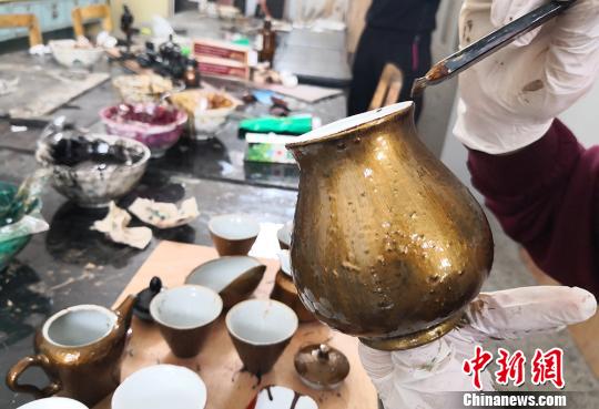 圖為學(xué)生給茶杯上漆。　劉玉桃 攝