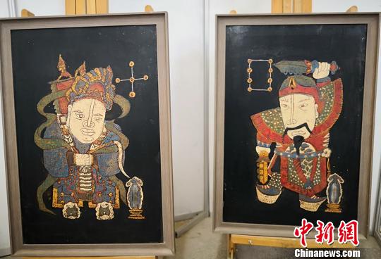 圖為以傳統(tǒng)神話人物為主的漆畫作品。　劉玉桃 攝