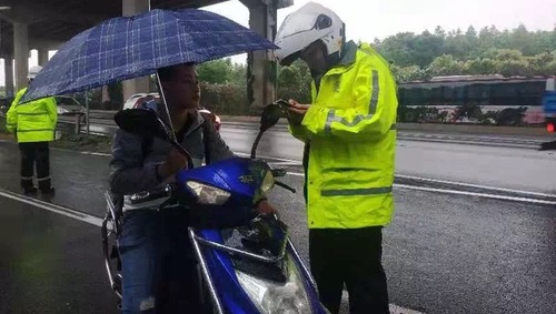 騎非機動車撐傘、玩手機都要被處罰？上海交警：騎車不得手中持物，違者罰款50元