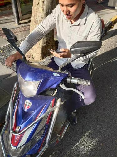 騎非機動車撐傘、玩手機都要被處罰？上海交警：騎車不得手中持物，違者罰款50元